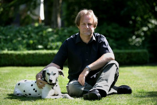 De Doncker Wally met hond voor bij stuk nieuw boek Wally met zijn hond ..